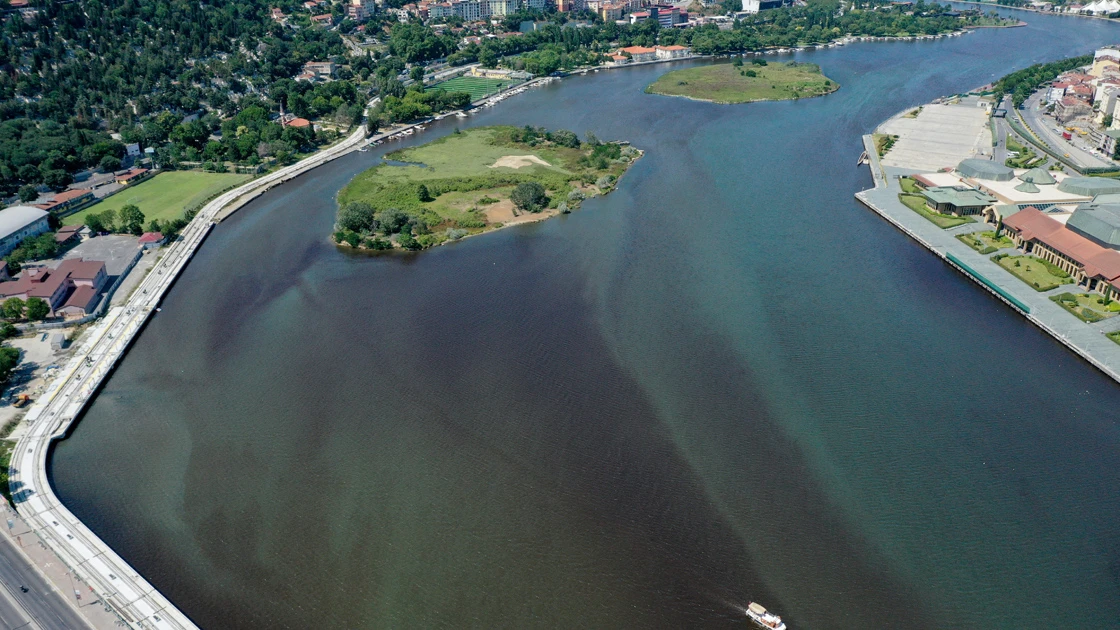 Haliç'te suyun rengi değişti
